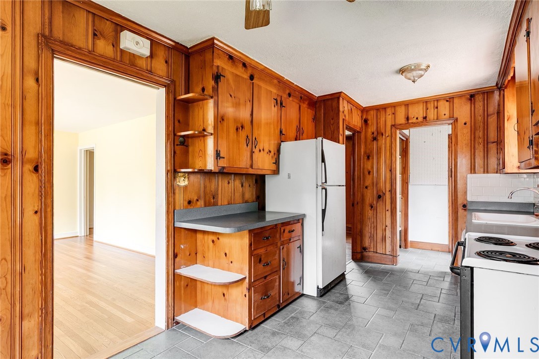 1908 Hillcrest Cir