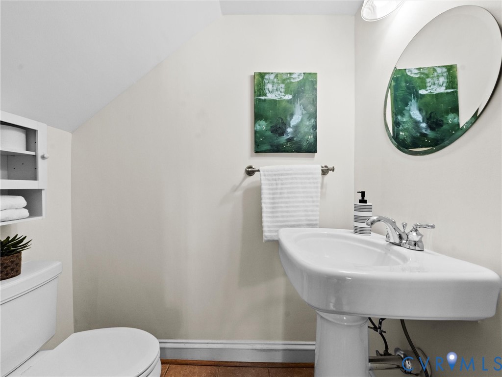 32 W Locke Ln