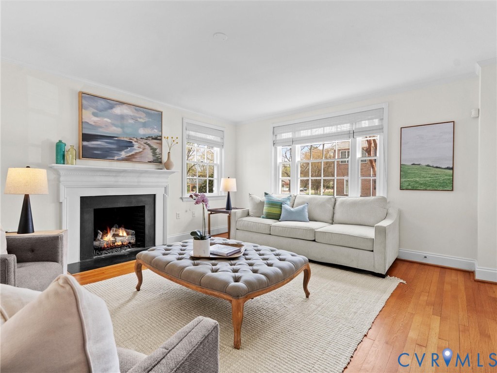 32 W Locke Ln
