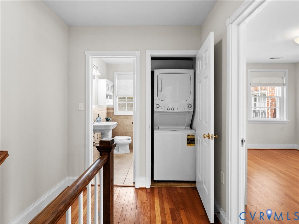 32 W Locke Ln