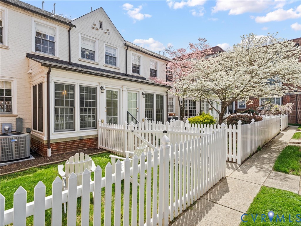 32 W Locke Ln