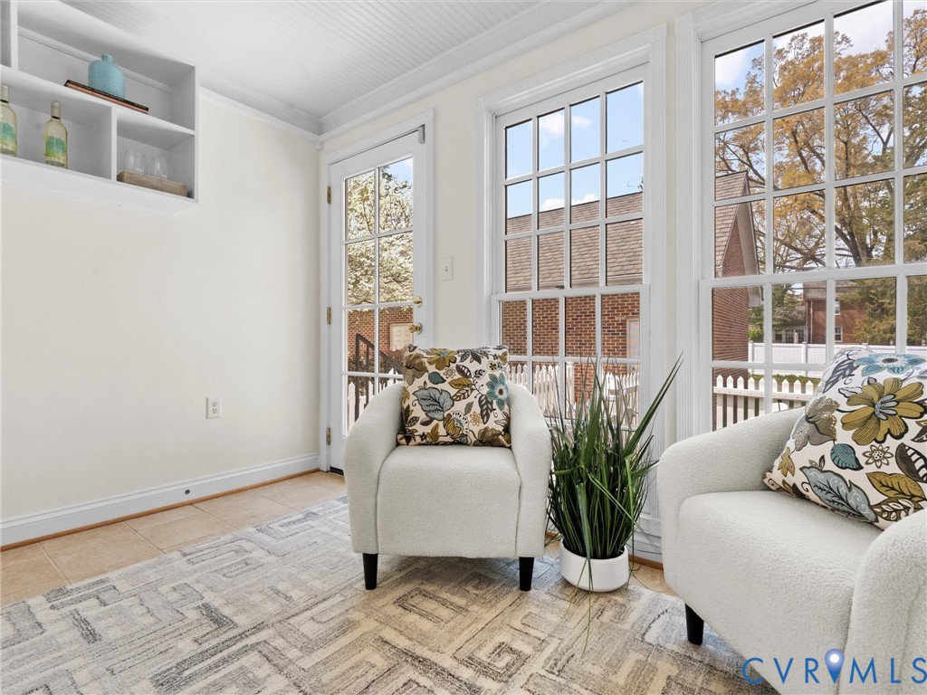 32 W Locke Ln