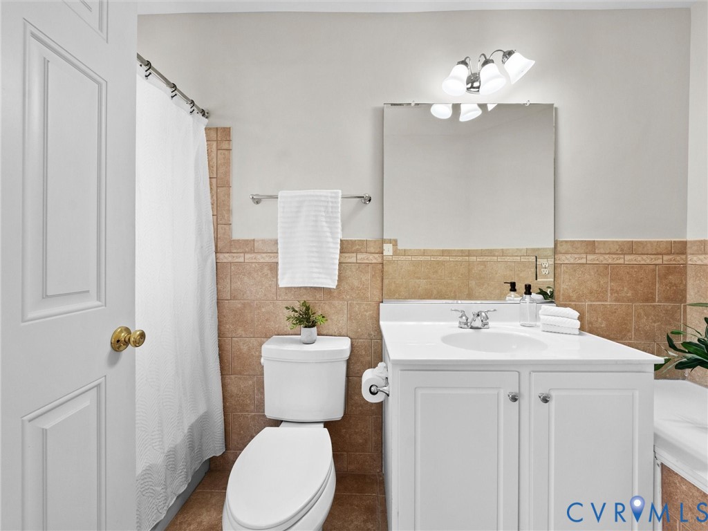 32 W Locke Ln