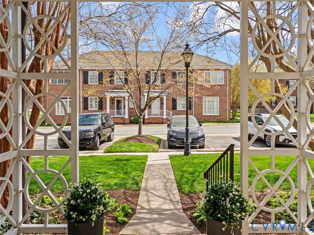 32 W Locke Ln