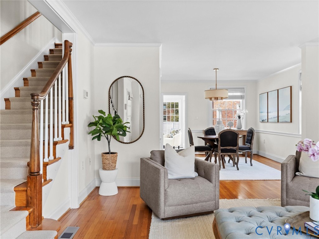 32 W Locke Ln
