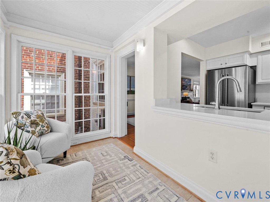 32 W Locke Ln