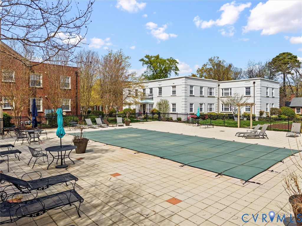 32 W Locke Ln