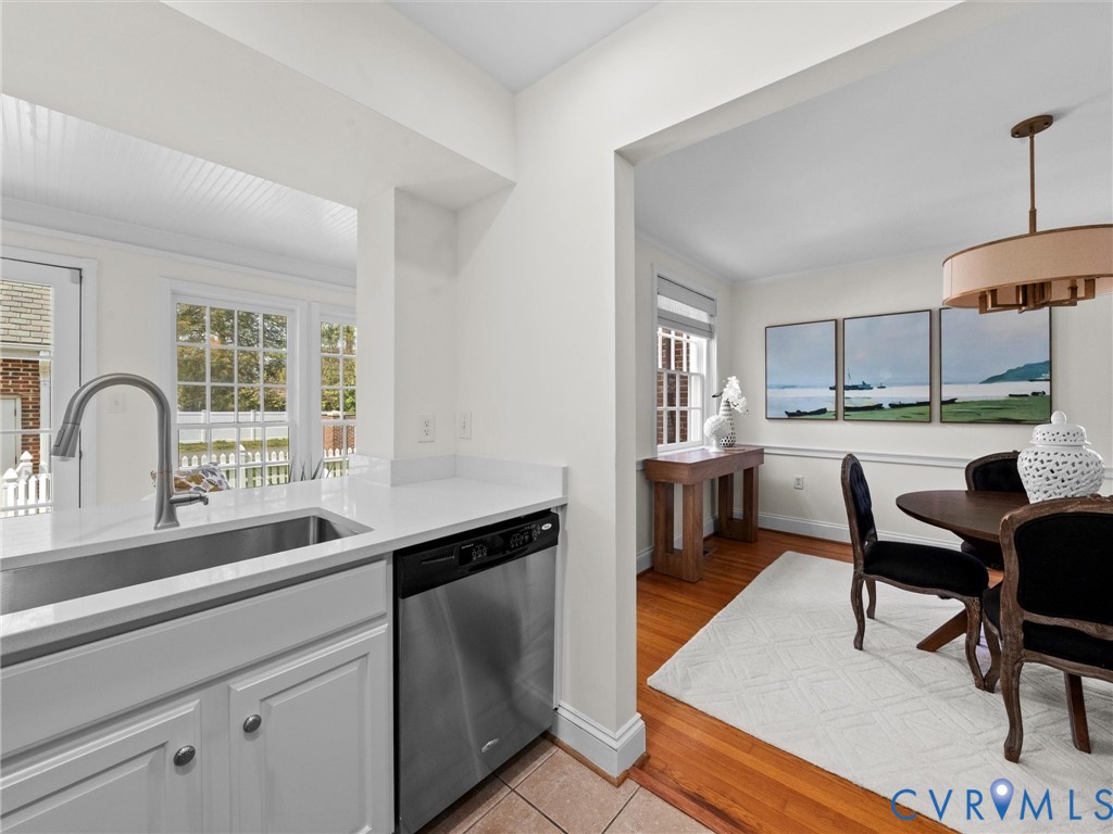 32 W Locke Ln