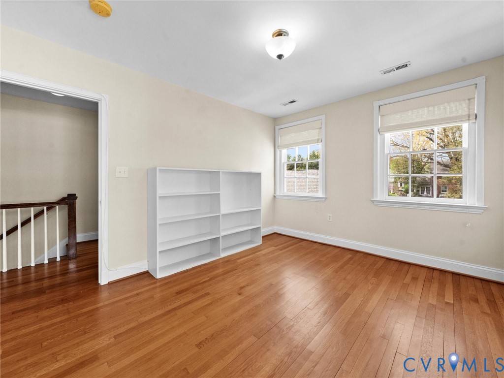 32 W Locke Ln
