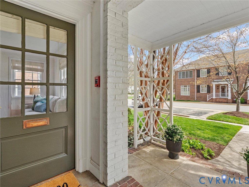 32 W Locke Ln