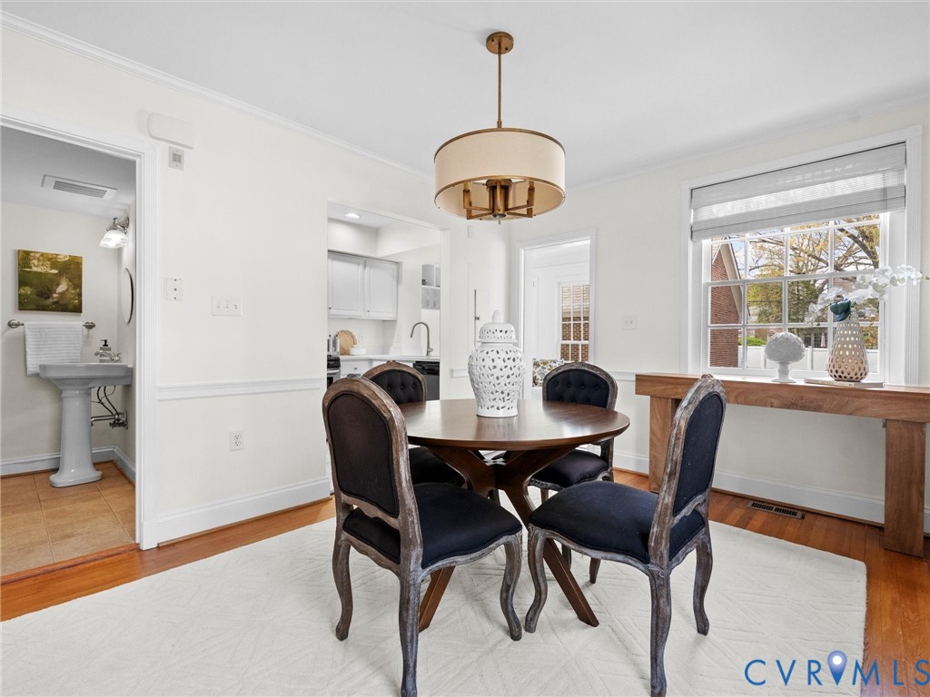 32 W Locke Ln