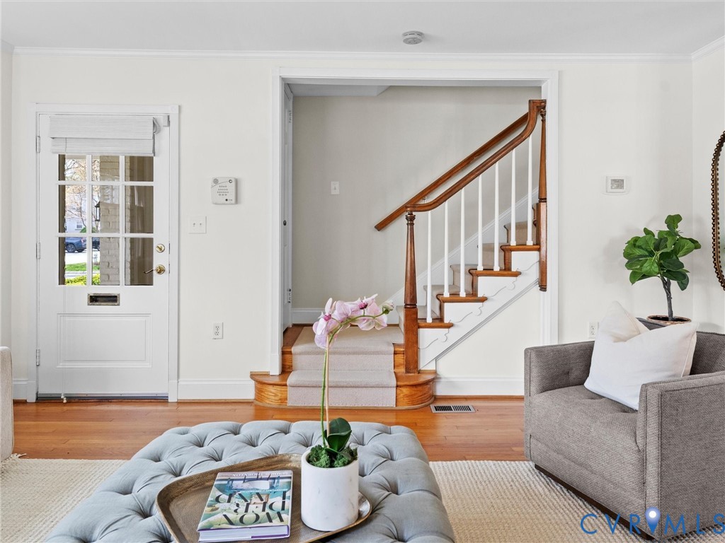 32 W Locke Ln
