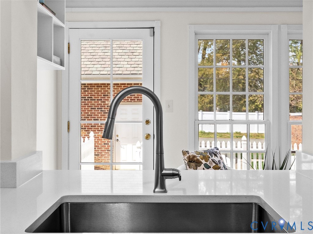 32 W Locke Ln