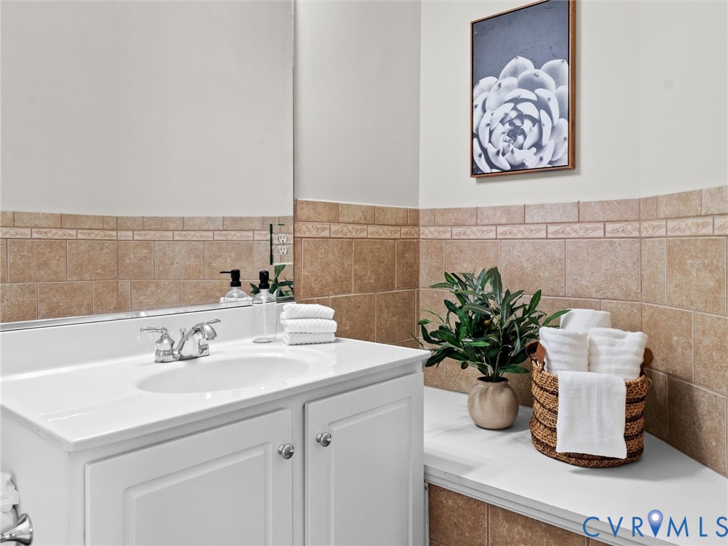 32 W Locke Ln
