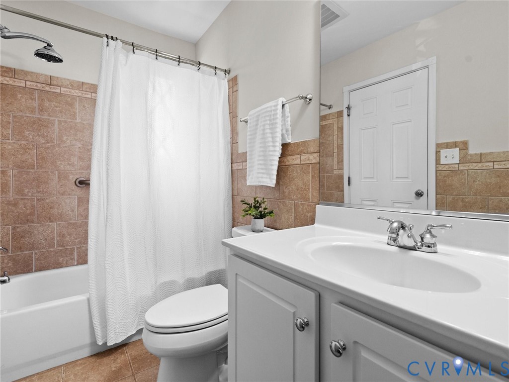 32 W Locke Ln