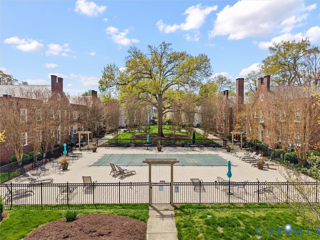 32 W Locke Ln