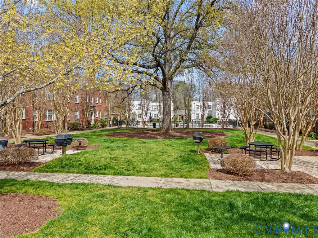 32 W Locke Ln