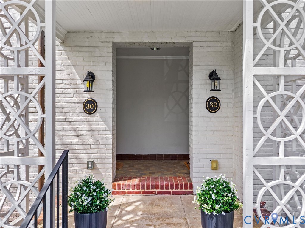 32 W Locke Ln