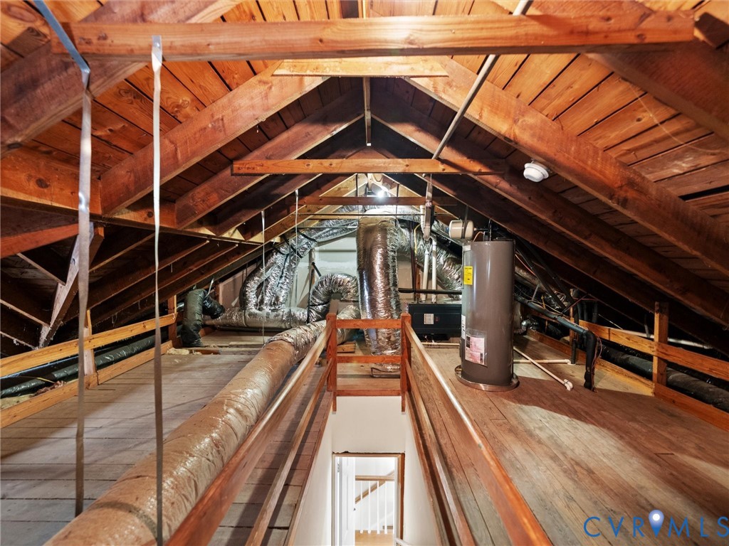 32 W Locke Ln