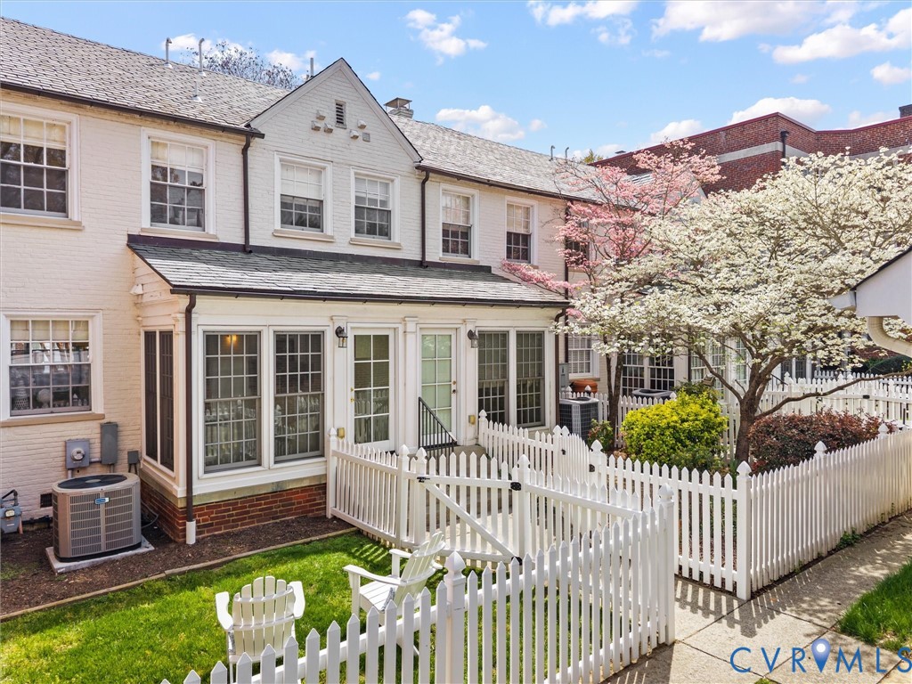 32 W Locke Ln