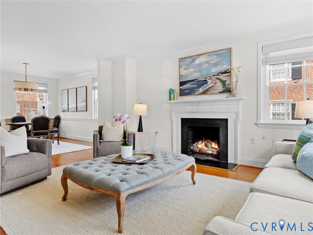 32 W Locke Ln