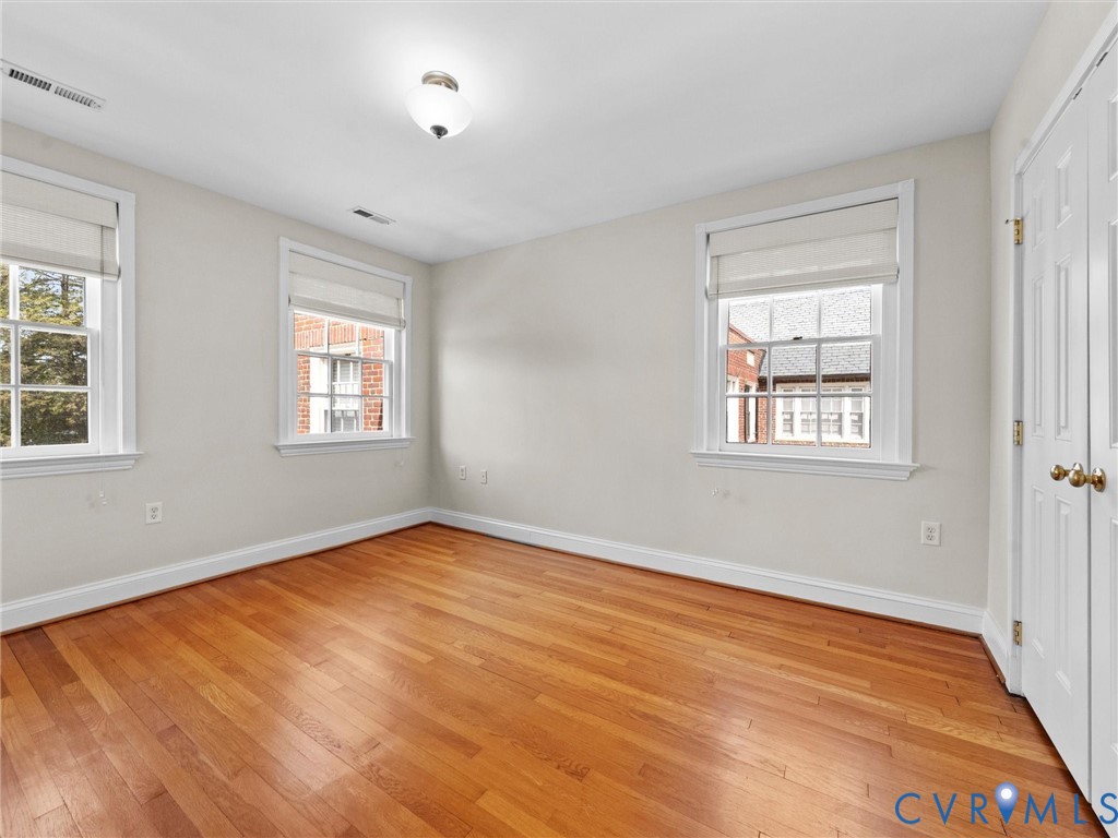 32 W Locke Ln