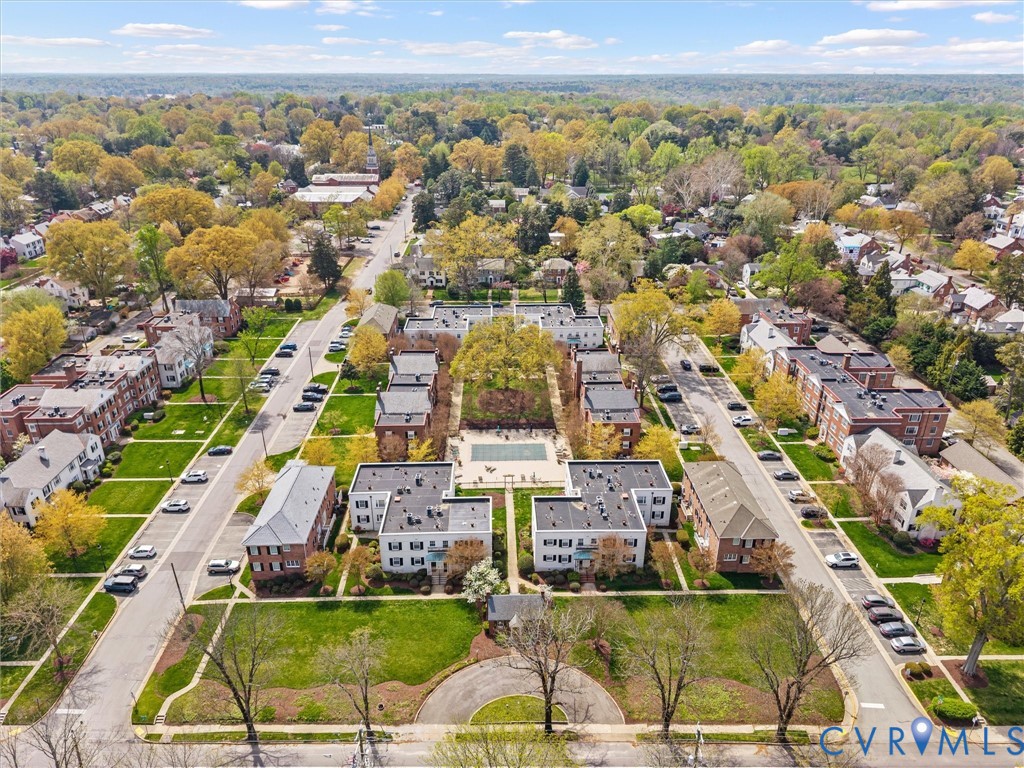 32 W Locke Ln