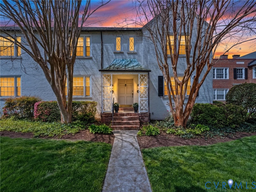 32 W Locke Ln