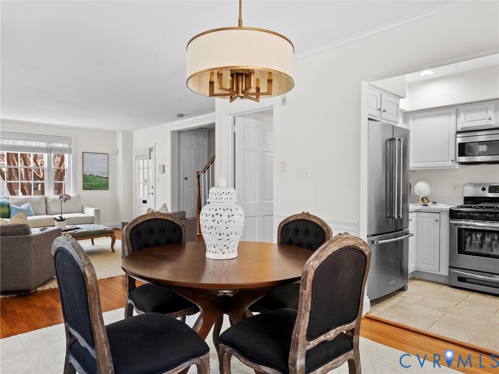 32 W Locke Ln