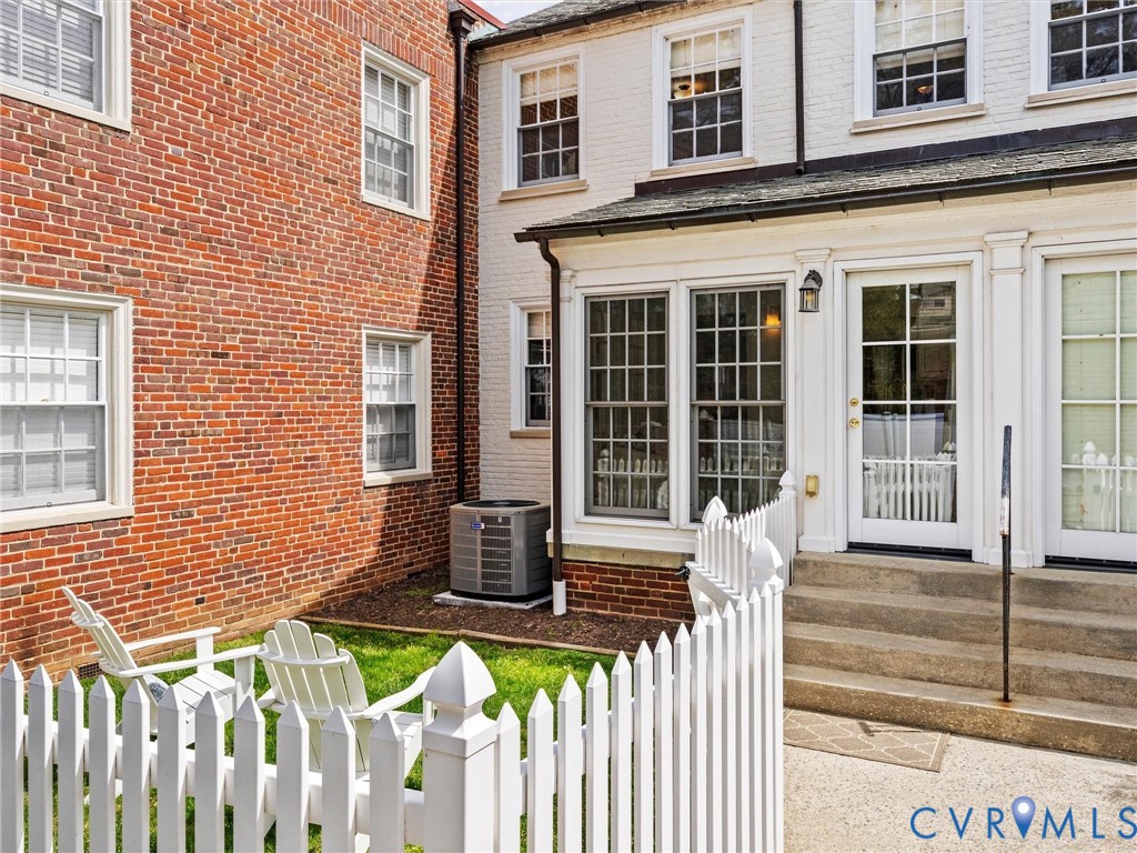 32 W Locke Ln
