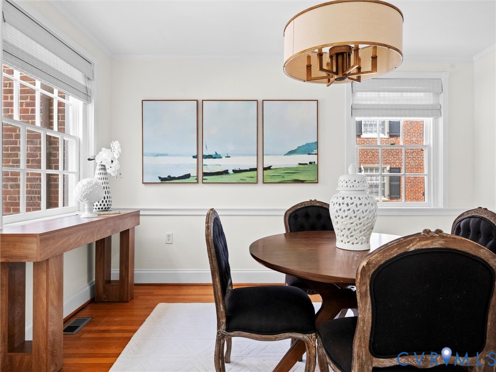 32 W Locke Ln