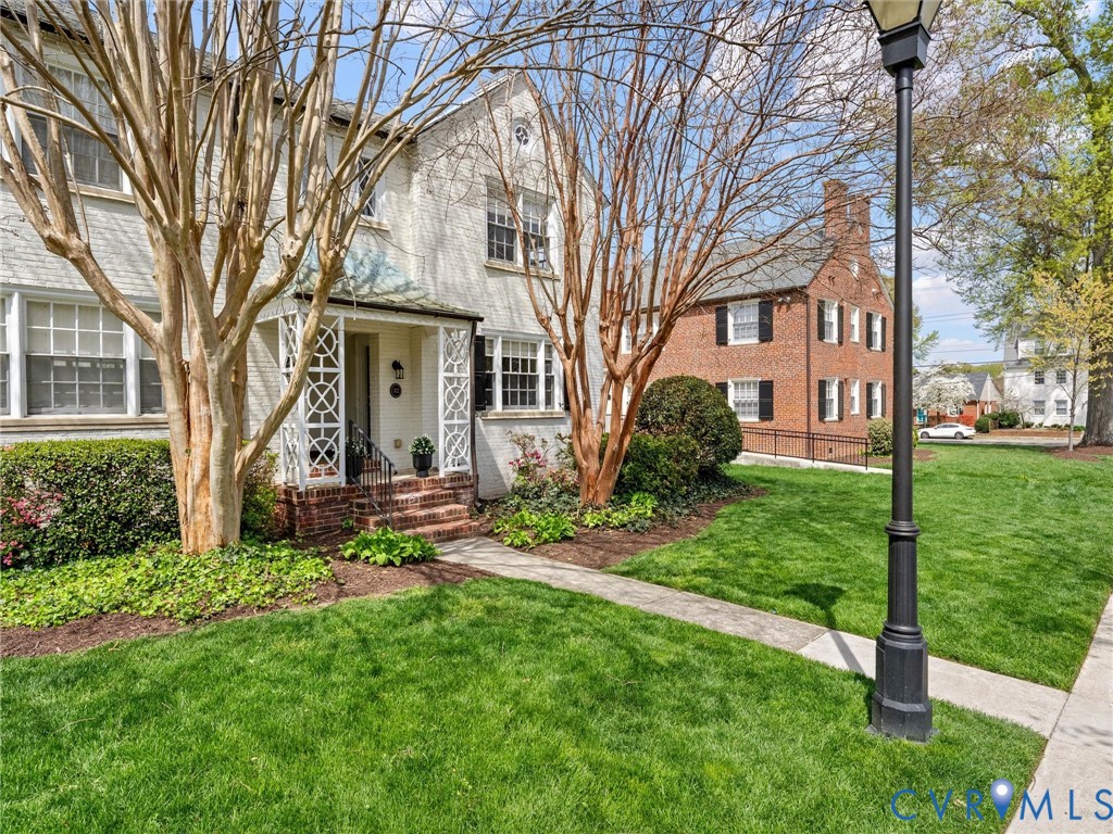 32 W Locke Ln