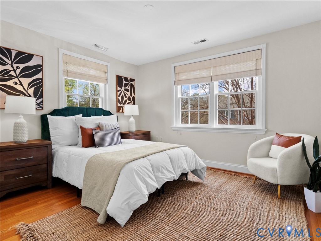 32 W Locke Ln
