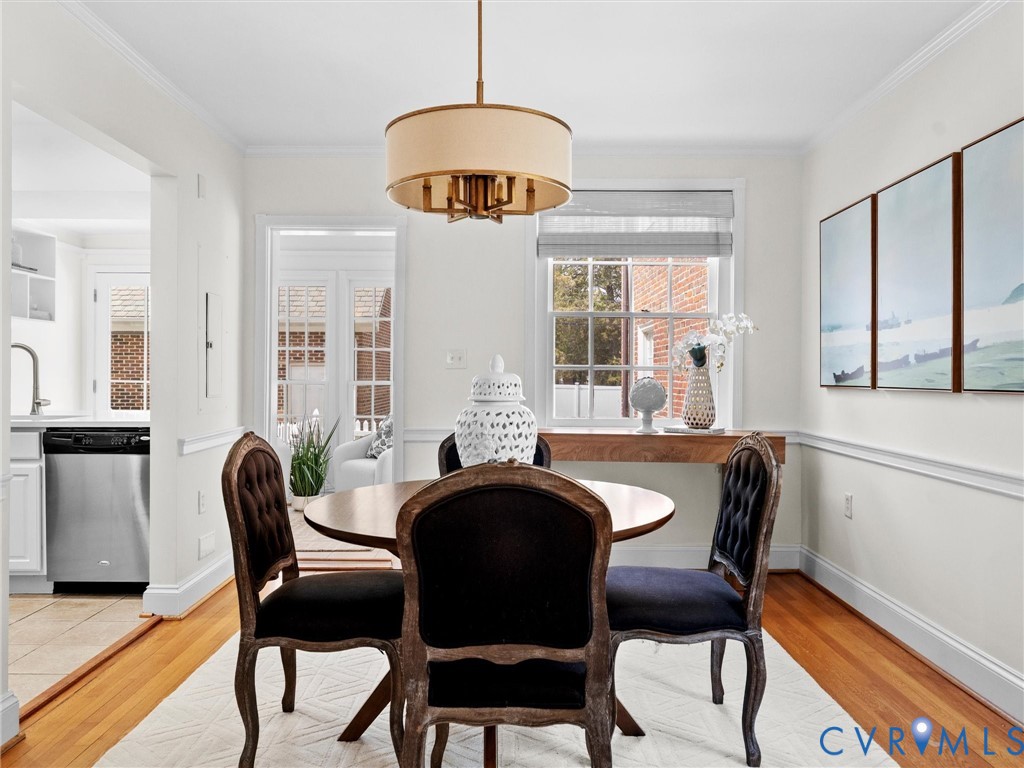32 W Locke Ln