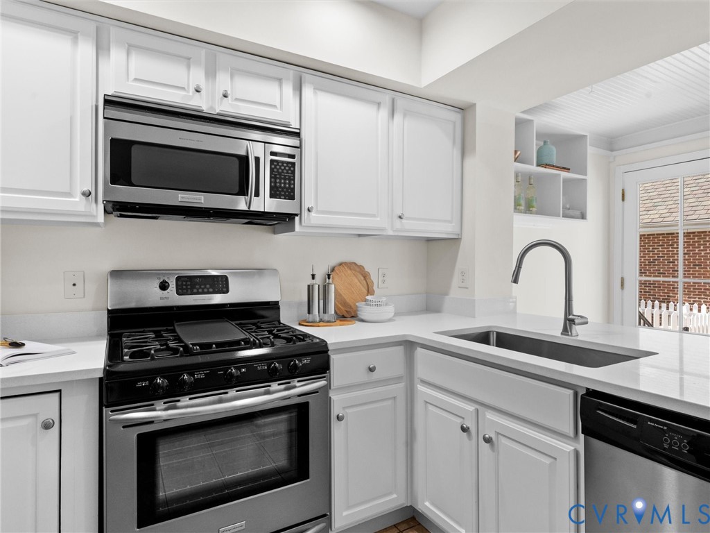 32 W Locke Ln