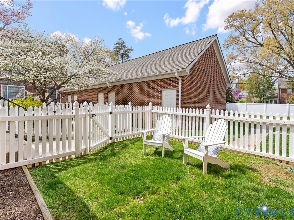 32 W Locke Ln