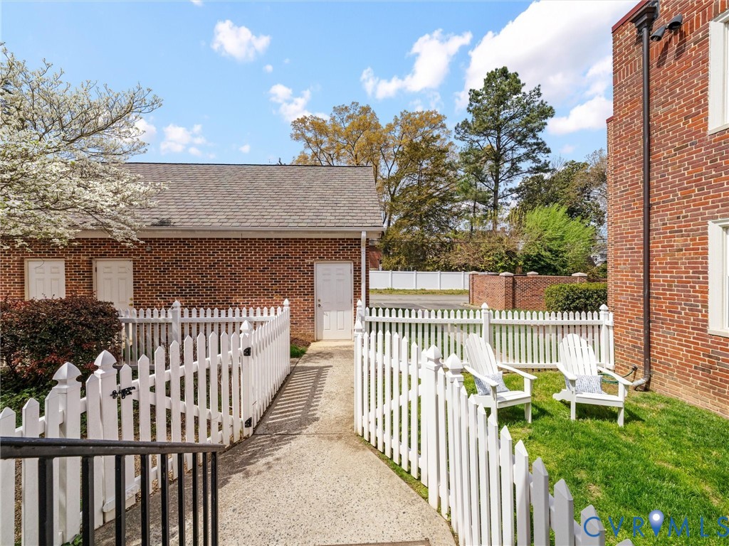 32 W Locke Ln