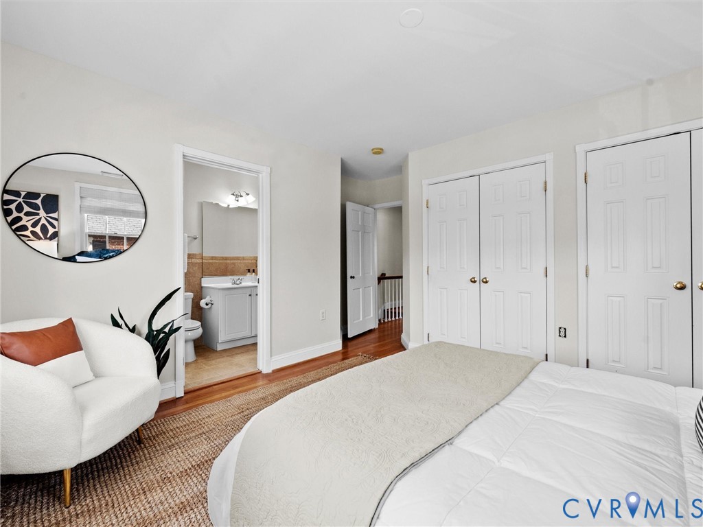 32 W Locke Ln