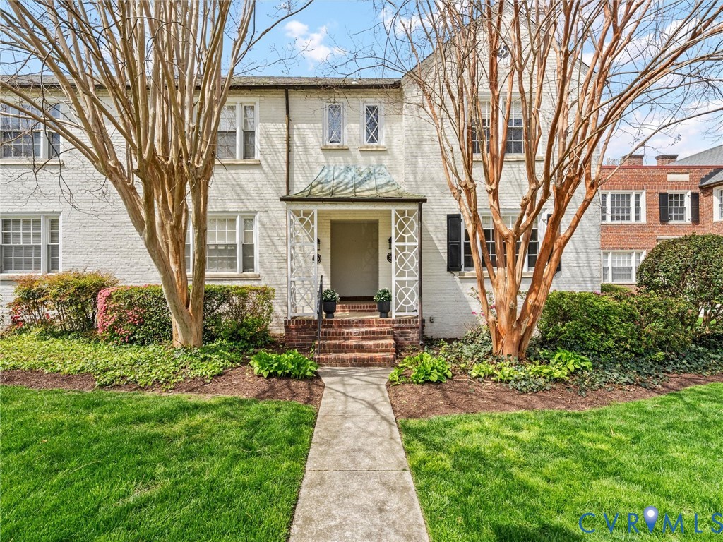 32 W Locke Ln