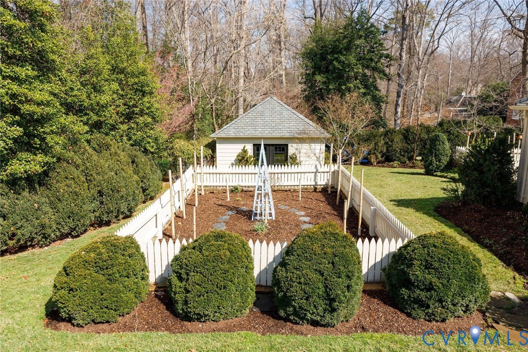 306 Lock Ln