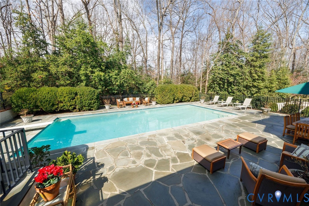 306 Lock Ln