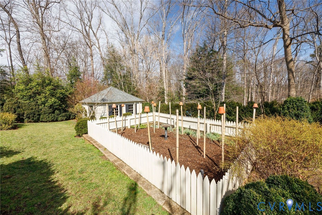 306 Lock Ln