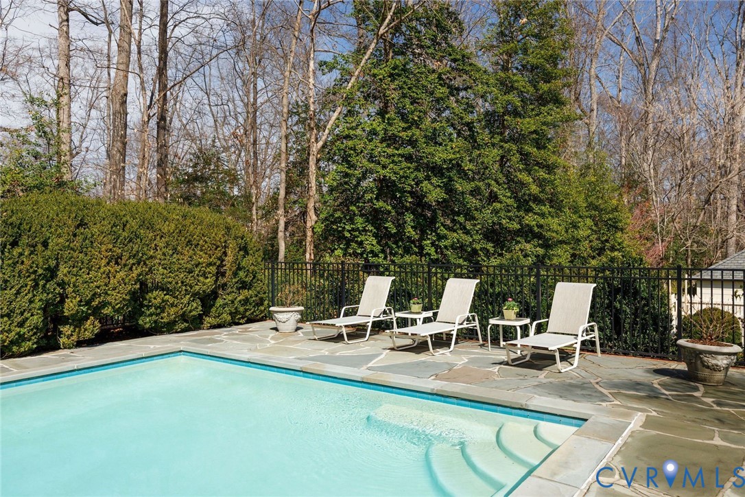 306 Lock Ln