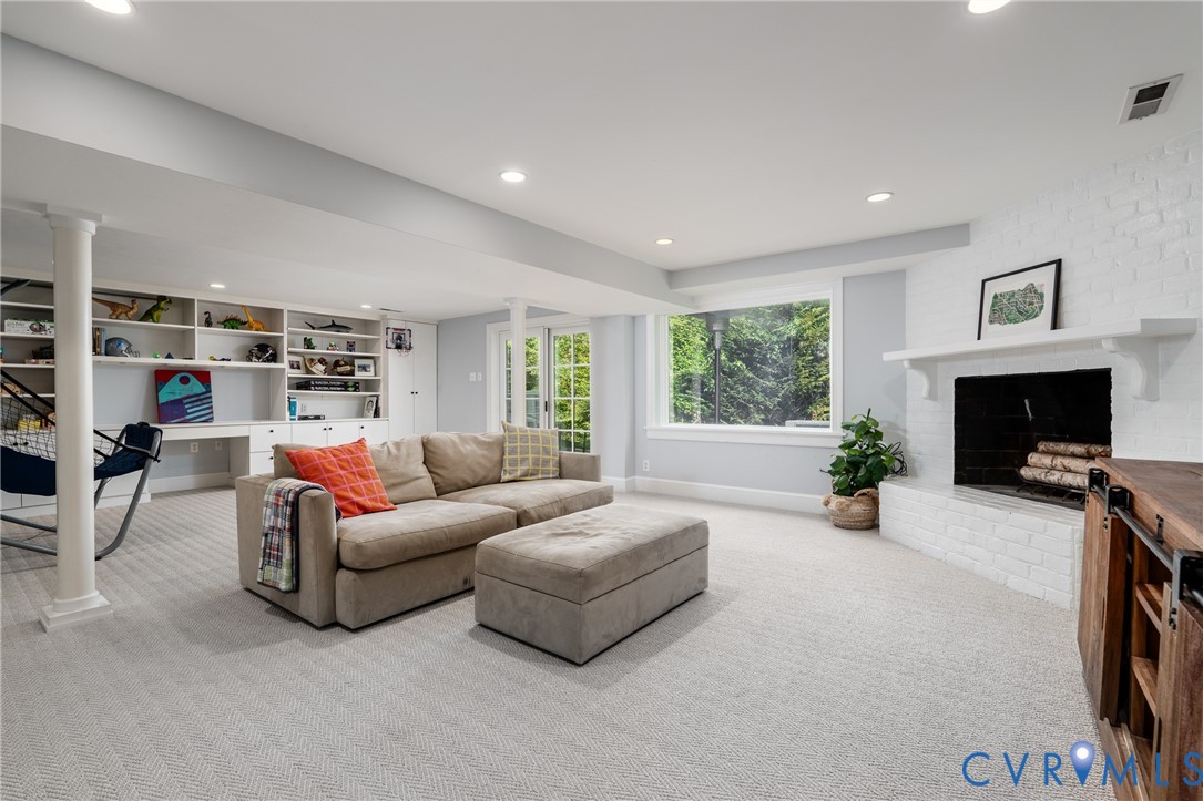 5 Lancaster Ln
