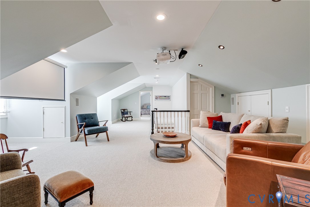 326 Oak Ln