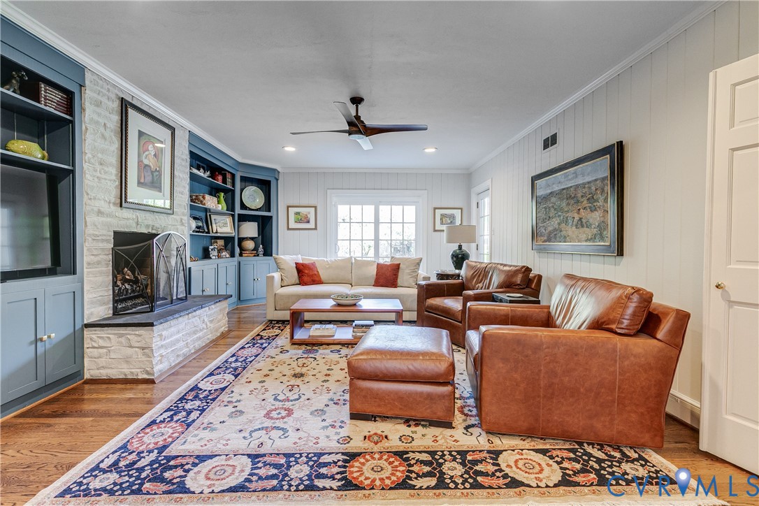 326 Oak Ln