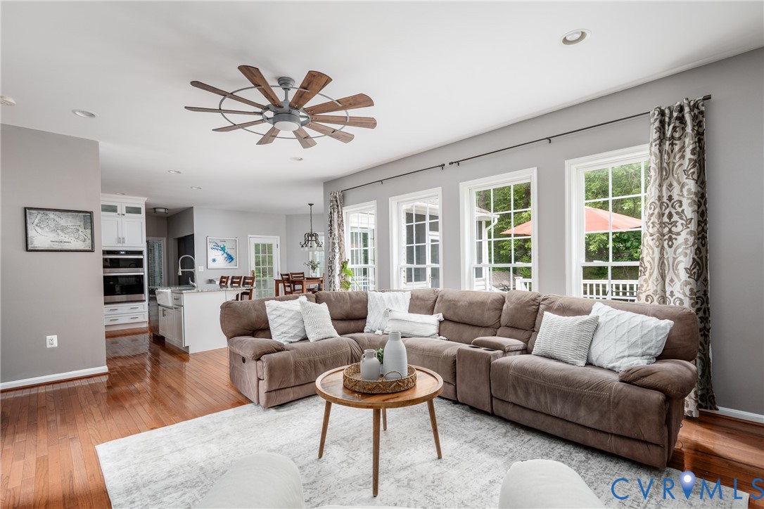 381 Shorewood Dr