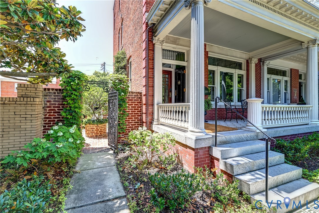 2209 Monument Ave