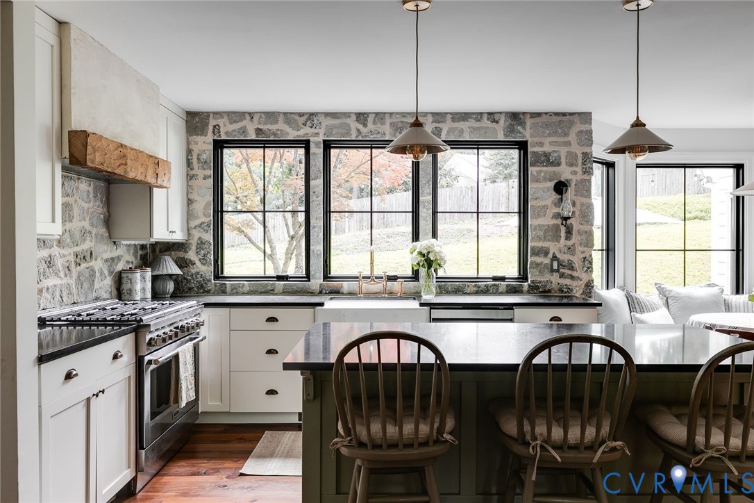 3735 Hastings Dr