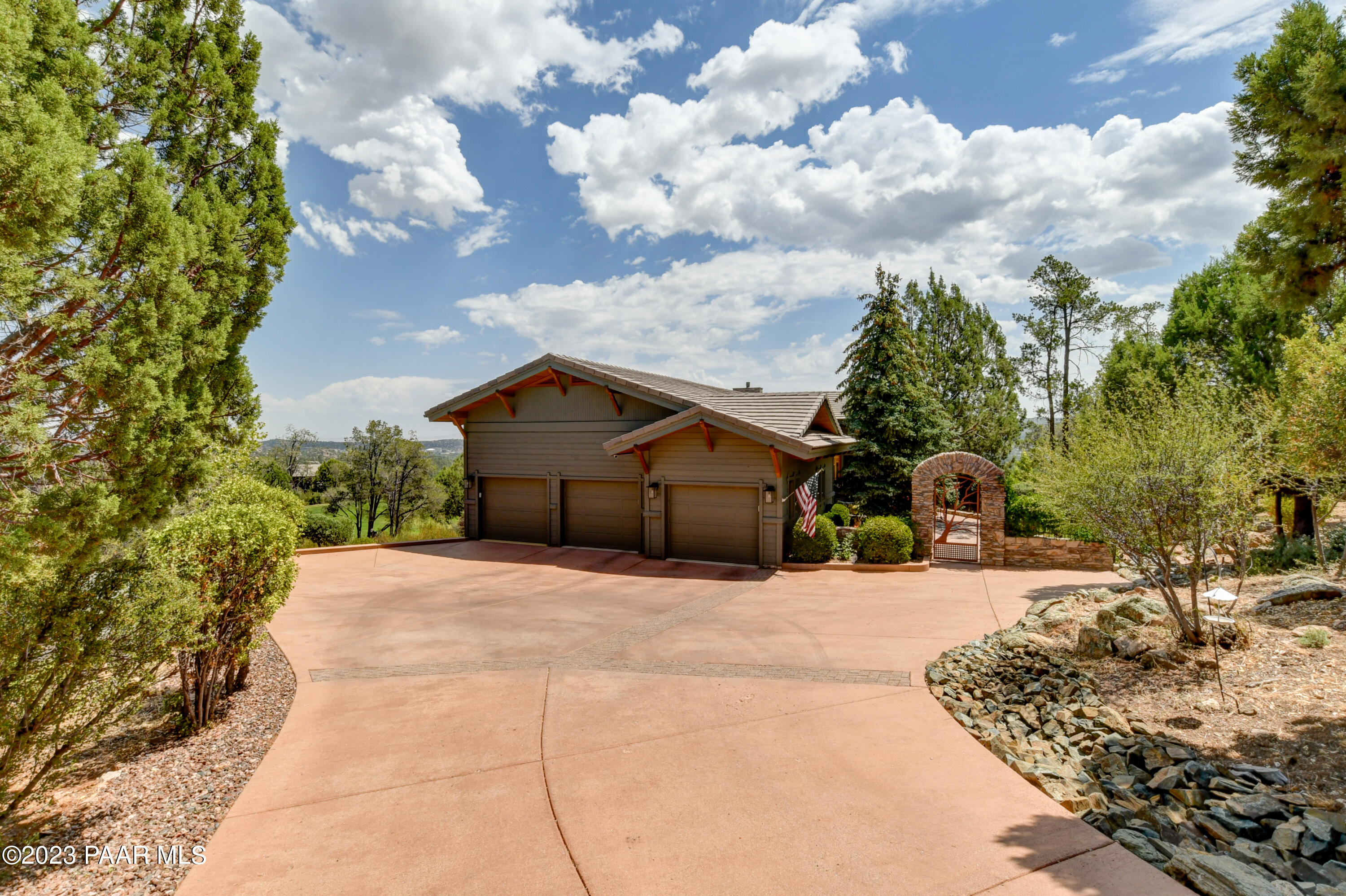 665 Woodridge Lane